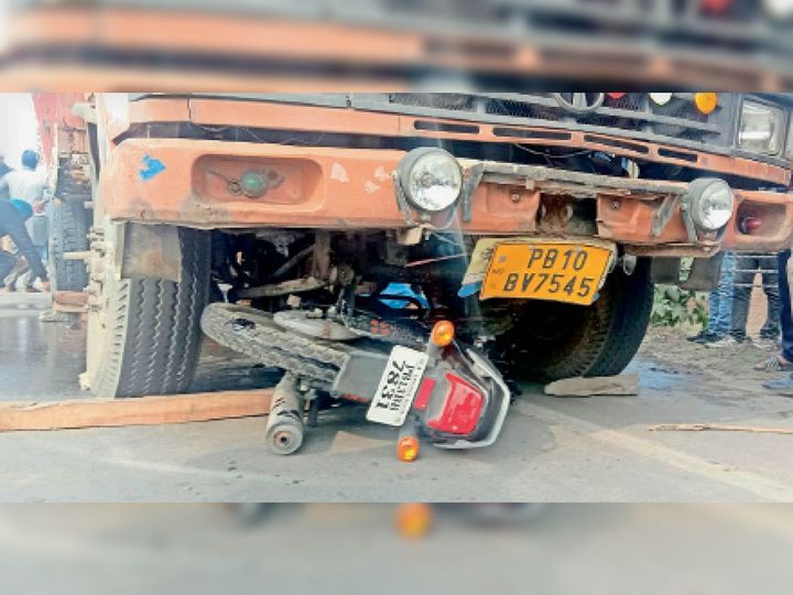 कैंटर के आगे फंसी हुई मोटरसाइकिल। कैंटर के पिछले टायरों को खोलकर शव को बाहर निकाला गया।-भास्कर - Dainik Bhaskar