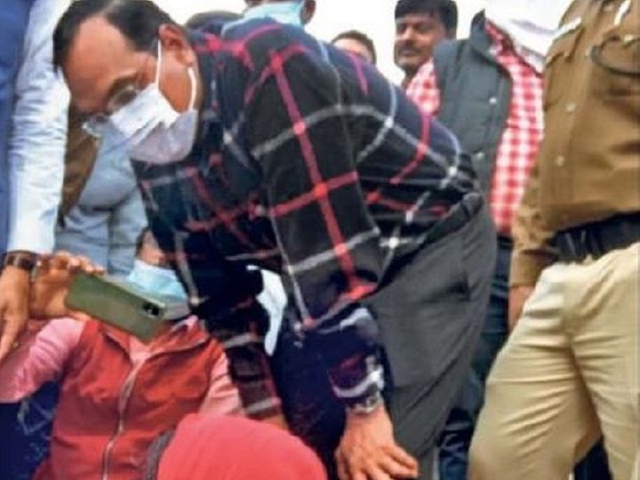शनिवार को ग्रामीणों से बात करते मुजफ्फरपुर के DM प्रणव कुमार। - Dainik Bhaskar