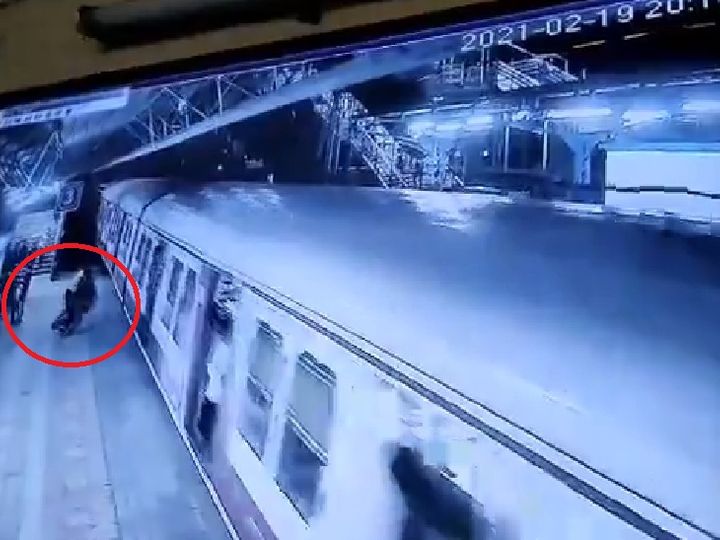 रेलवे पुलिस के जवानों ने लड़की को बचा लिया। उसके सिर पर 12 टांके लगे हैं। - Dainik Bhaskar