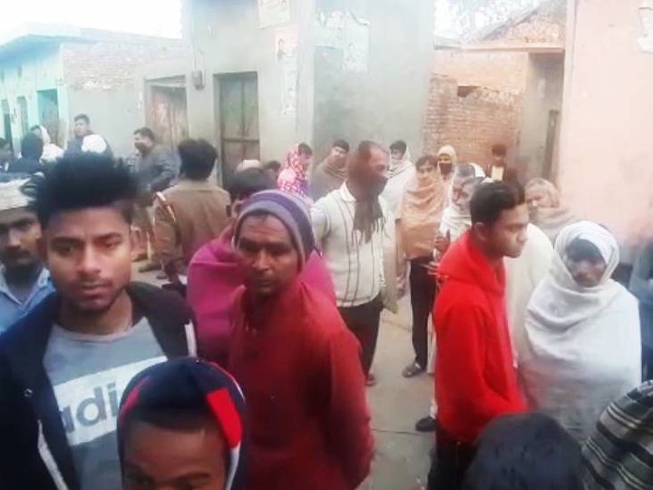 बच्ची का शव मिलने के बाद पीड़ित परिवार के घर जुटे लोग। - Dainik Bhaskar