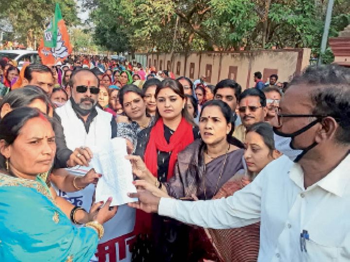 कवर्धा. धरना प्रदर्शन के बाद महिला मोर्चा ने पैदल मार्च कर राज्यपाल के नाम तहसीलदार को सौंपा ज्ञापन। - Dainik Bhaskar