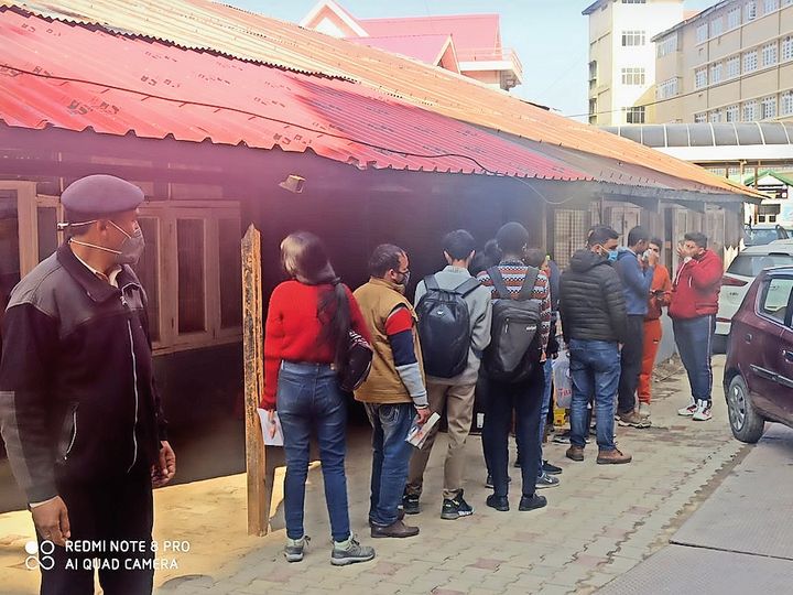 आईजीएमसी में टेस्ट करवाने के लिए लगी निजी स्कूल के स्टूडेंट्स की कतार। - Dainik Bhaskar