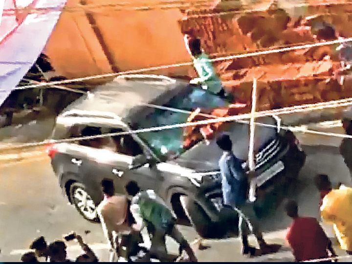 हंगामा कर रहे कई मैट्रिक परीक्षार्थियों के हाथ में बांस और डंडा भी था। उनके सामने जो भी गाड़ी आई उसमें तोड़फोड़ की। - Dainik Bhaskar