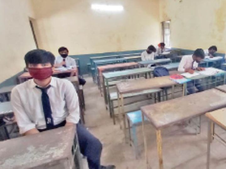 रविग्राम स्कूल की 9वीं क्लास में शनिवार को सिर्फ 8 बच्चे पहुंचे। - Dainik Bhaskar
