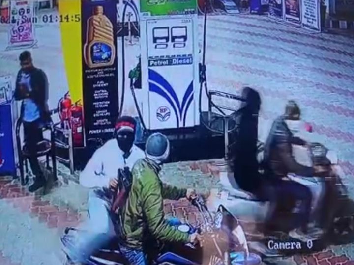 जयपुर में न्यू सांगानेर रोड पर पेट्रोल पंप पर लूटपाट के बाद दोनों स्कूटियों पर सवार चारों बदमाश भाग निकले। यह वारदात सीसीटीवी में रिकॉर्ड हो गई। - Dainik Bhaskar