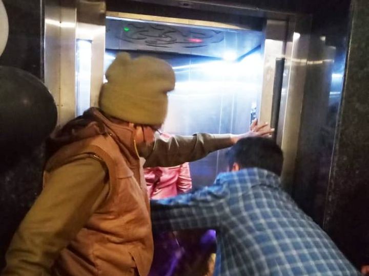 साथ में परिवार का एक सदस्य दिव्यांग था। इसलिए और मुसीबत बढ़ गई। - Dainik Bhaskar