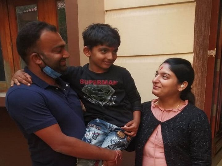 तस्वीर रायगढ़ की है। डर के साय में बीती रात के बाद सुबह परिवार के चेहरे पर ये मुस्कान नजर आई। - Dainik Bhaskar