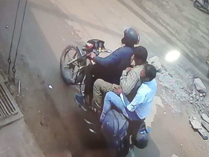 Two cases of swindling: jewelery taken off in the name of showing God and cleaning jewelry, then crooks who fled with jewelery Funny Jokes The picture is of Raipur. The police suspect that these thugs may have caught many more people. The police has appealed to the people not to be misled. - Dainik Bhaskar