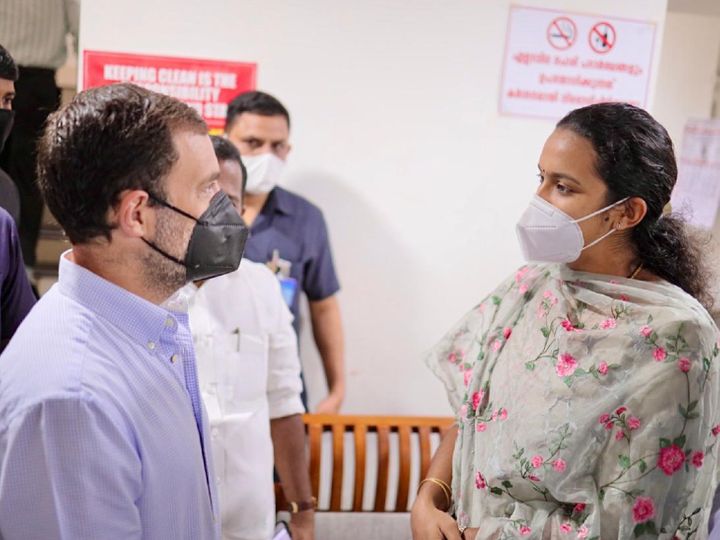 सोमवार को वायनाड में एक हेल्थ वर्कर से बातचीत करते राहुल गांधी। राहुल ने यहां एक ट्रैक्टर रैली में भी हिस्सा लिया। - Dainik Bhaskar