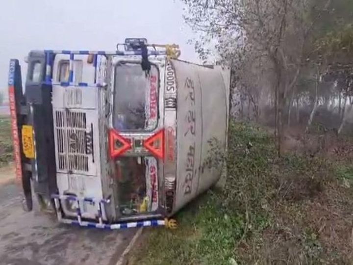 हादसा सोमवार सुबह उस वक्त हुआ, जब हाईवे पर घनी धुंध छाई हुई थी। - Dainik Bhaskar