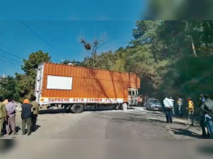 शाेघी में दोपहर के समय ट्राला बिजली की ताराें की चपेट में आ गया। - Dainik Bhaskar