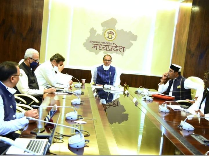भोपाल और इंदौर में कोरोना के बढ़ते मामलों के साथ ही महाराष्ट्र से लगे जिलों में मेलों के आयोजन को देखते हुए क्राइसेस मैनेजमेंट कमेटी की बैठक आगामी 24 घंटे के अंदर बैठक करना अनिवार्य है। - Dainik Bhaskar