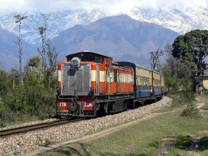 पठानकोट-जोगेंद्रनगर रेलमार्ग पर 7 अप 7 डाउन रेलगाड़ियां चलती थीं। - Dainik Bhaskar