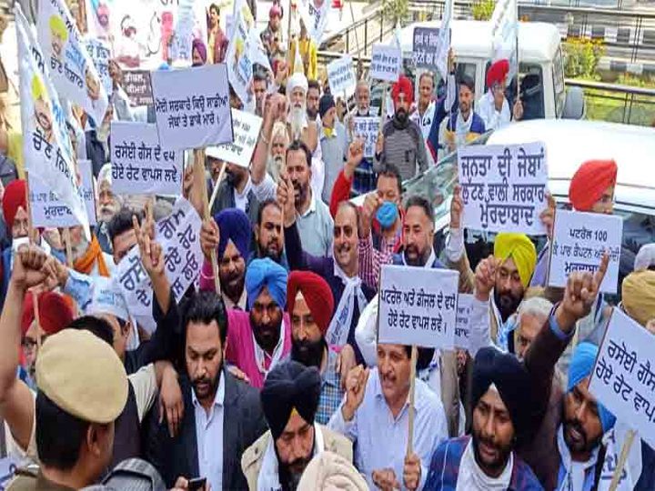 आम आदमी पार्टी का पूरे पंजाब में तेल कीमतों में बढ़ौतरी के खिलाफ विरोध प्रदर्शन। - Dainik Bhaskar