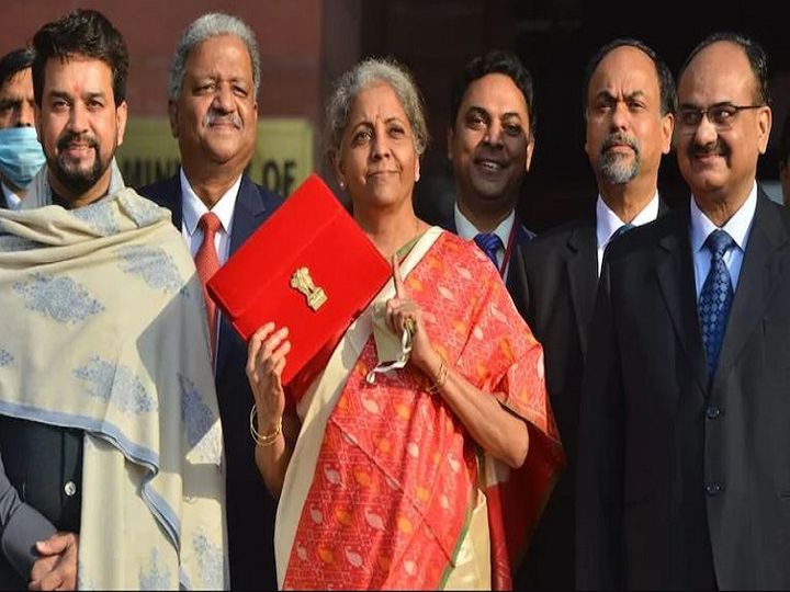 वित्त मंत्री निर्मला सीतारमण ने बजट में कहा था कि जो कर्मचारी EPF में सालाना 2.5 लाख रुपए से ज्यादा कंट्रीब्यूट करेंगे, उन्हें मिलने वाले ब्याज पर टैक्स देना होगा। - फाइल फोटो - Dainik Bhaskar