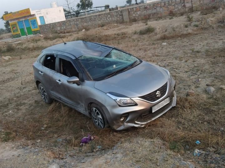 दौसा। बनियाना आईटी केन्द्र के सामने खड़ी दुल्हन की क्षतिग्रस्त कार। - Dainik Bhaskar