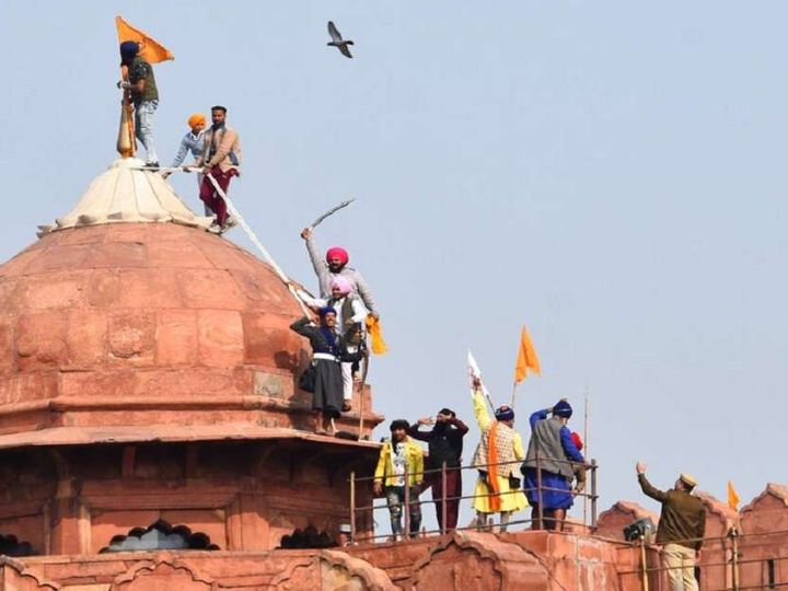 फोटो 26 जनवरी की है। ट्रैक्टर परेड के दौरान हजारों किसानों ने लाल किले में घुसकर हिंसा की थी। कुछ किसान हथियार, रॉड और झंडे लेकर गु्म्बद पर भी चढ़ गए थे। - Dainik Bhaskar