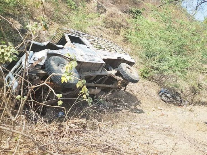 12 फरवरी को पिकअप की टक्कर से मोपेड सवार पति और उसके दोस्त की हो गई थी मौत। - Dainik Bhaskar