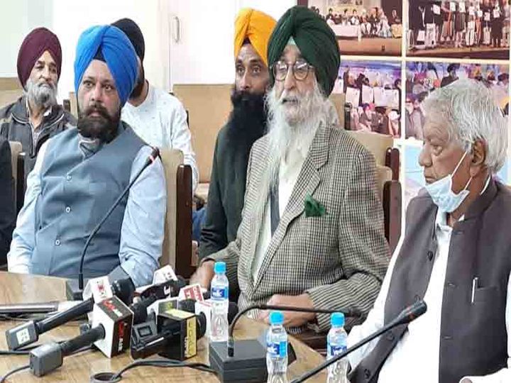 सिमरनजीत सिंह मान ने कहा कि आदिवासी इलाके में लोगों को सरकार नक्सलवादी कह कर मार रही।फोटो लखवंत सिंह - Dainik Bhaskar