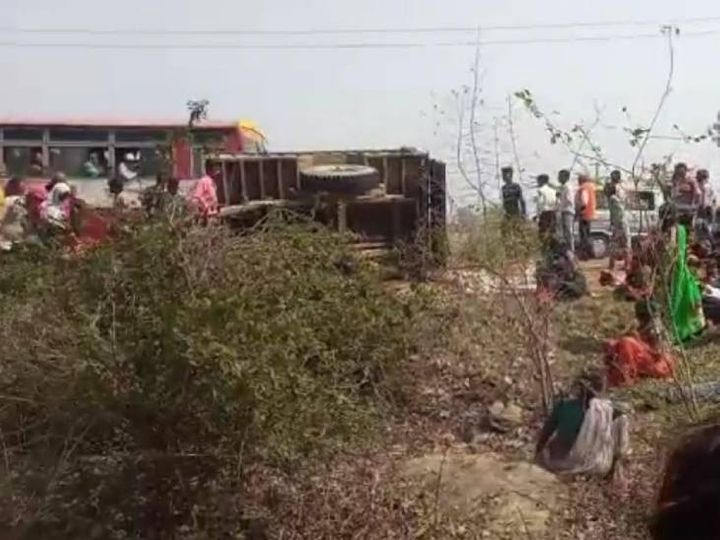 कानपुर में हादसे के बाद रोड पर पलटी ट्राली। - Dainik Bhaskar