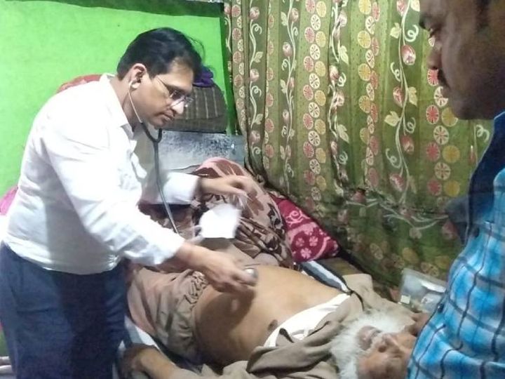 अयोध्या के रहने पद्मश्री मोहम्मद शरीफ के सेहत की जांच करता चिकित्सक। - Dainik Bhaskar