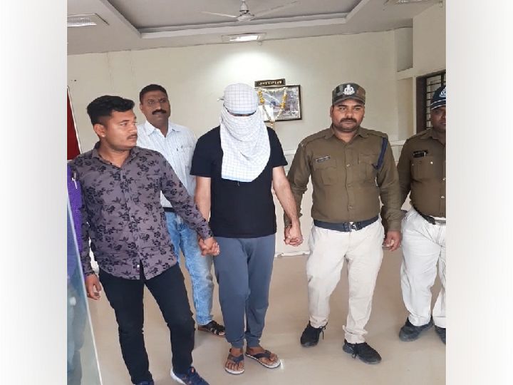 पुलिस की गिरफ्त में छोटे ठाकुर हत्याकांड का आरोपी (गमछे से चेहरा ढंका हुआ) - Dainik Bhaskar