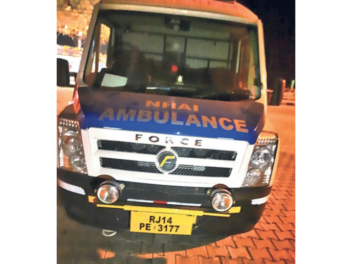 पुलिस का दावा- इसी एंबुलेंस पर पथराव हुआ। - Dainik Bhaskar