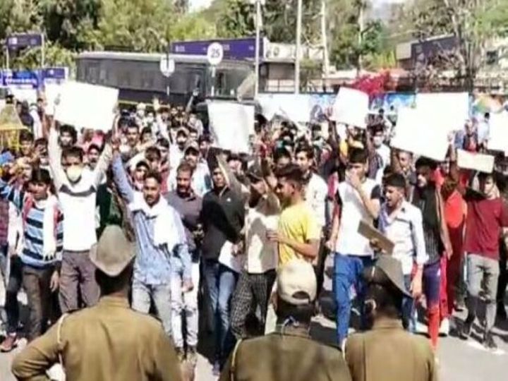 कलेक्ट्रेट पर प्रदर्शन कर ज्ञापन सौंपने केलिए जाते सेना भर्ती के अभ्यर्थी - Dainik Bhaskar