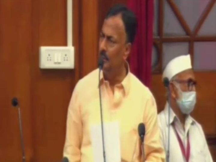 विधान परिषद् में बोलते कांग्रेस के प्रेमचंद मिश्रा। - Dainik Bhaskar