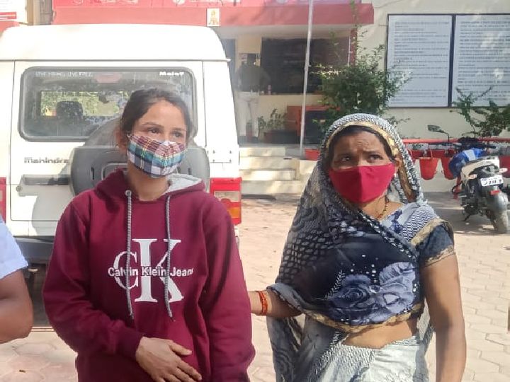 पति की प्रताड़ना से तंग आकर पत्नी अपनी मां के साथ नीलगंगा थाने पहुंची - Dainik Bhaskar