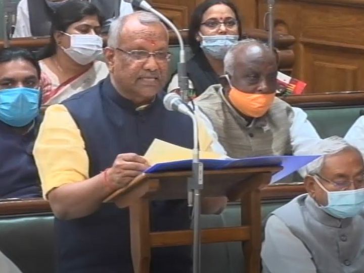 बिहार के लिए वित्तीय वर्ष 2021-22 का बजट पेश करते वित्त मंत्री। बगल में नीचे बैठे हैं CM नीतीश कुमार। - Dainik Bhaskar