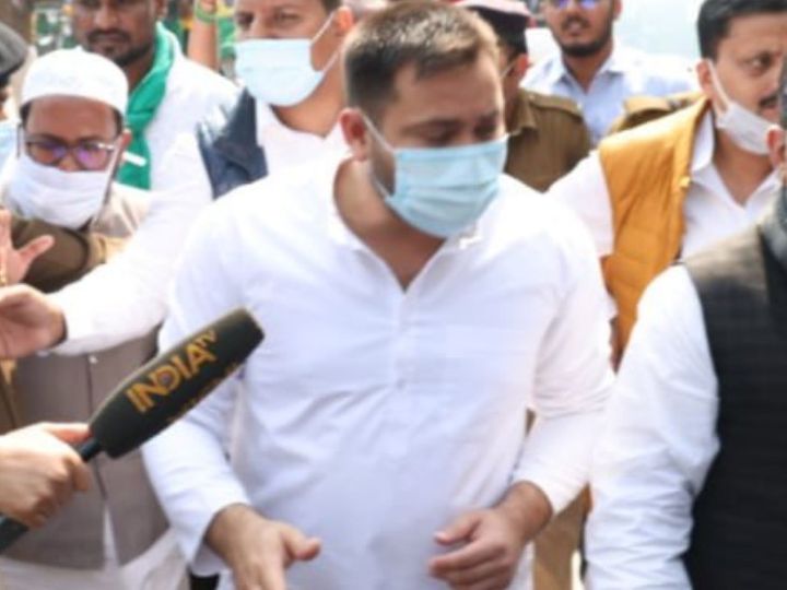 ट्रैक्टर से उतरने के बाद पैदल ही विधानमंडल परिसर की ओर जाते तेजस्वी यादव। - Dainik Bhaskar
