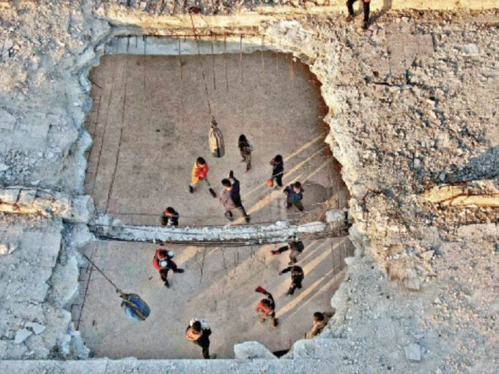 This picture is of Atarib of Syria. Here children and youngsters are putting the punch of hope in the ruined buildings to forget the bad memories of the Civil War with their hearts and minds. - Dainik Bhaskar