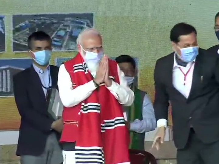 पश्चिम बंगाल से पहले असम में रैली करने पहुंचे प्रधानमंत्री नरेंद्र मोदी का स्वागत पारंपरिक शॉल पहनाकर किया गया। - Dainik Bhaskar