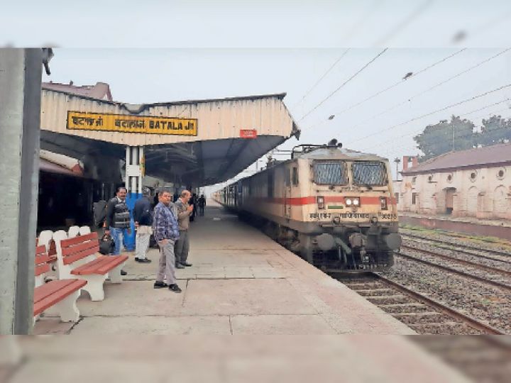 ट्रेन के बटाला रेलवे स्टेशन पर पहुंचने पर हाथ जोड़कर स्वागत करते यात्री।-भास्कर - Dainik Bhaskar
