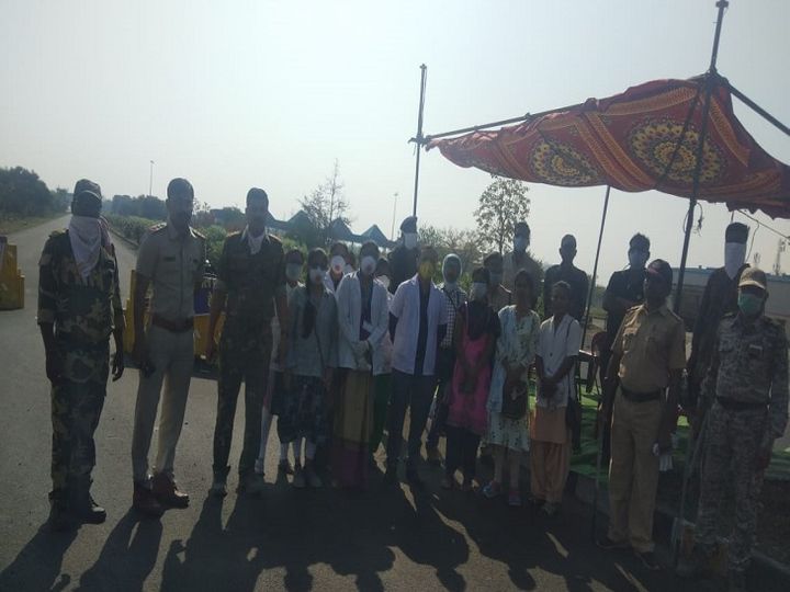 सामान्य प्रशासन विभाग का निर्देश मिलने के बाद राजनांदगांव कलेक्टर ने बागनदी बॉर्डर पर कोरोना स्क्रीनिंग के लिए स्वास्थ्य और पुलिस कर्मियों की टीम तैनात कर दिया है। - Dainik Bhaskar