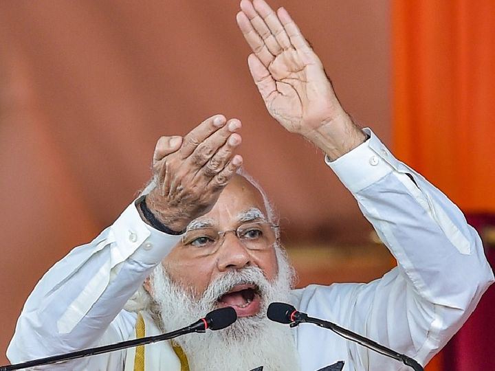 यह तस्वीर हुगली में सोमवार हुए कार्यक्रम की है। इसमें प्रधानमंत्री नरेंद्र मोदी ने कहा- मुझे हैरानी है इतने वर्षों में जितनी भी सरकारें यहां रही हैं, उन्होंने इस ऐतिहासिक क्षेत्र की धरोहर को बेहाल होने के लिए छोड़ दिया। - Dainik Bhaskar