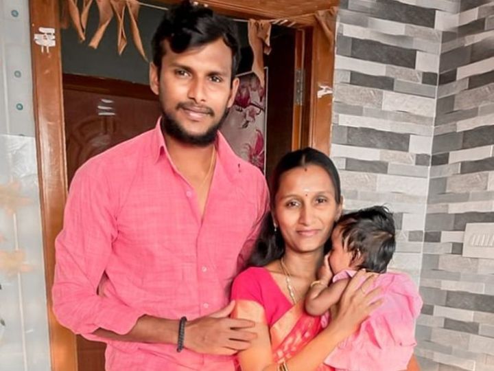 पत्नी पवित्रा और बेटी हनविका के साथ टी नटराजन। - Dainik Bhaskar