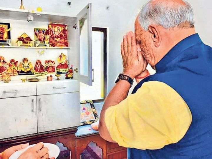 विधानमंडल में सोमवार को साल 2021-22 का बजट पेश करने से पहले घर पर पूजा करते उपमुख्यमंत्री सह वित्त मंत्री तारकिशोर प्रसाद। - Dainik Bhaskar