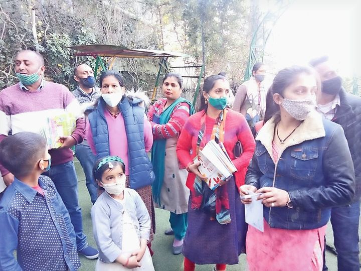 स्कूल के में प्रबंधन के खिलाफ प्रदर्शन करने पहुंचे अभिभावक। - Dainik Bhaskar