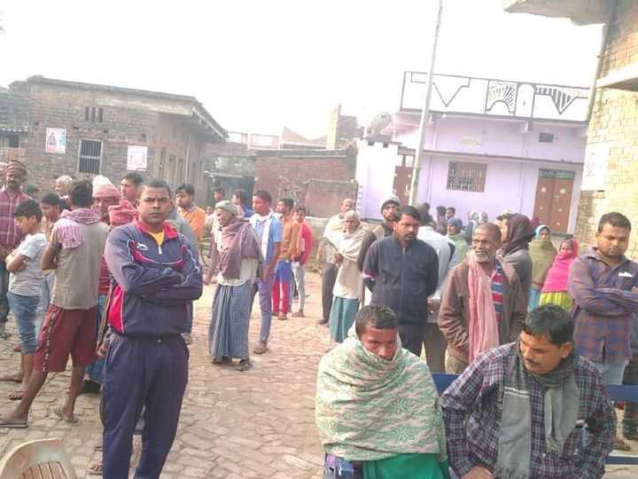घटनास्थल पर स्थानीय लोगों की जुटी भीड़। - Dainik Bhaskar