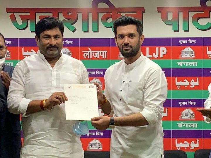 राजू तिवारी को कार्यकारी प्रदेश अध्यक्ष बनाने के बाद नियुक्ति पत्र देते चिराग पासवान। - Dainik Bhaskar