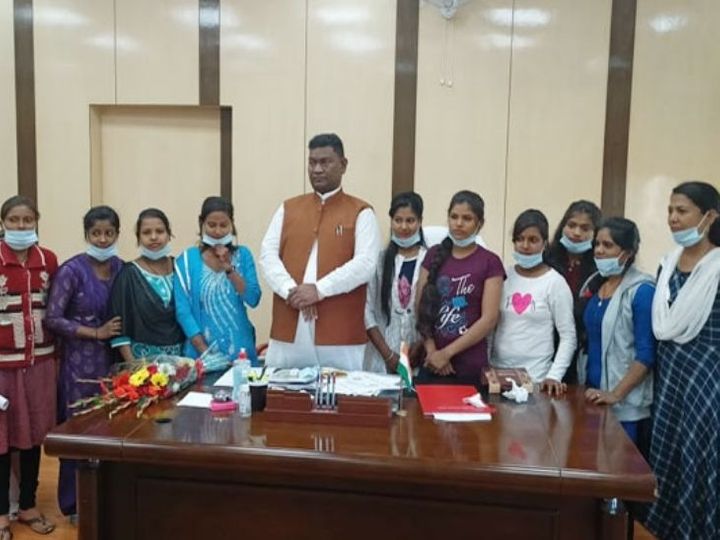 करार के बाद श्रम मंत्री सत्यानंद भोक्ता ने 10 लड़कियों को नियुक्ति पत्र दिया। - Dainik Bhaskar