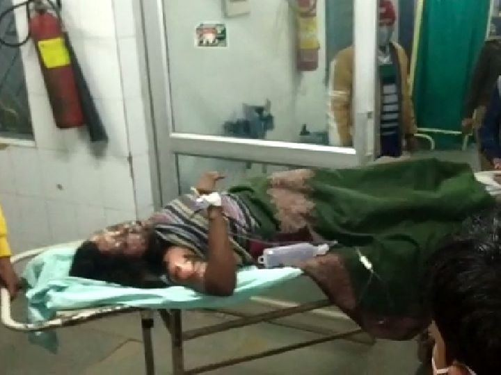 मेडिकल अस्पताल में इलाज के लिए लाई गई छात्रा। छात्रा भी कुछ बताने की हालत में नहीं है। पुलिस के मुताबिक, छात्रा के बयान के बाद ही कुछ कहा जा सकेगा। - Dainik Bhaskar