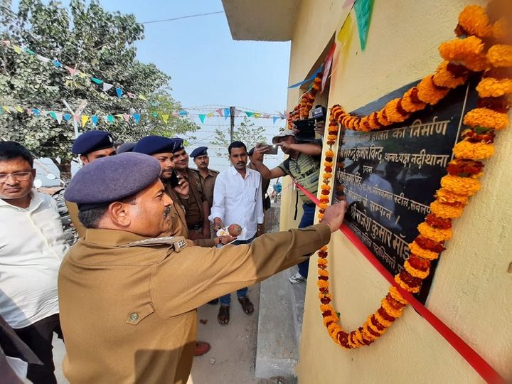 हाजत का उद्घाटन करते DSP राजेश मांझी। - Dainik Bhaskar