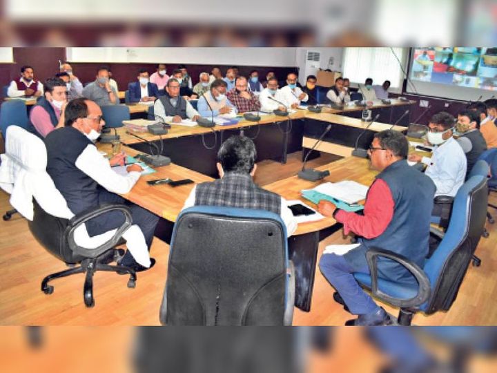 अधिकारियों के साथ प्रोजेक्ट की समीक्षा करते डीएम डॉ. चंद्रशेखर सिंह। - Dainik Bhaskar