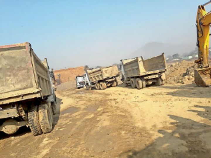 काम बंद रहने के दौरान रेलवे साइडिंग में खड़े हाइवा। - Dainik Bhaskar