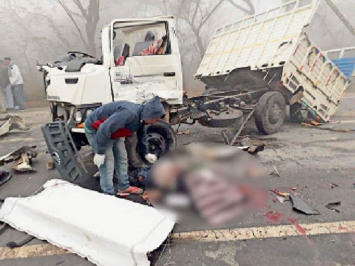 गांव भाई बख्तौर के पास हुए सड़क हादसे में दो लोगों की जान चली गई थीं। (फाइल फोटो) - Dainik Bhaskar