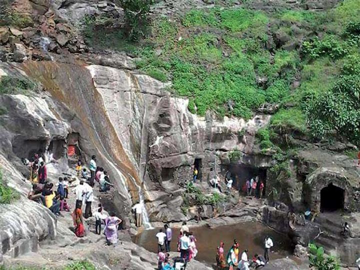 रुद्रेश्वर लेणीत शिवलिंगाचे दर्शनासाठी भाविक गर्दी करत आहेत. - Divya Marathi