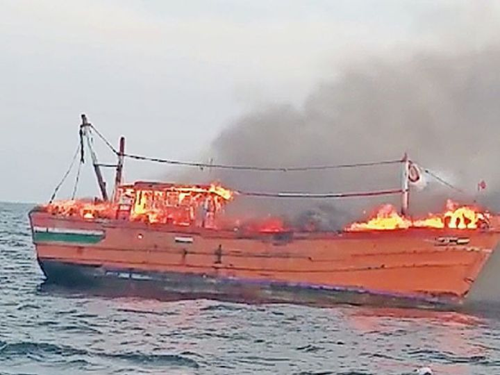 A boat leaving Mangrol port caught fire in the middle of the sea, a boat caught fire due to turbo blast in the sea near Madhavpur, 6 rescued | માંગરોળ બંદરેથી નિકળેલી